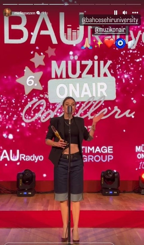 Melis Sezen'den çok konuşulan kombin! Kısa pantolon üzerine ceket giydi - Resim: 2