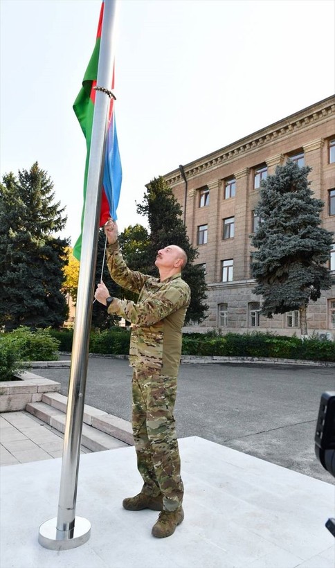 İlham Aliyev, işgalcilerin başkent olarak gördüğü Hankendi'de Azerbaycan bayrağını göndere çekti - Resim: 7