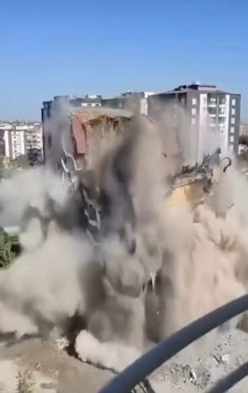 Diyarbakır’da 11 katlı bina yıkım sırasında kendiliğinden çöktü - Resim: 4
