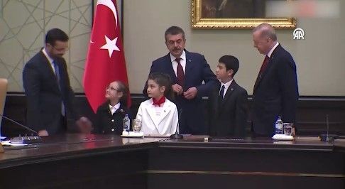 Cumhurbaşkanı Erdoğan hediyeyi görünce başladı anlatmaya: Telefonumun açılışını Irak Başbakanı gördü ve sordu: ‘Kim bu?’ - Resim: 8