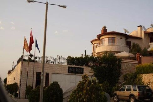 Kayahan'ın unutulmaz eserleri burada yazıldı... Gönül Köşkü'nü kızı Beste Açar satışa çıkardı! İşte fiyatı - Resim: 9