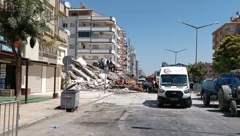 Gaziantep'te ağır hasarlı bina yıkım çalışmaları esnasında çöktü! Enkaz altında kalan operatör hayatını kaybetti - Resim: 19
