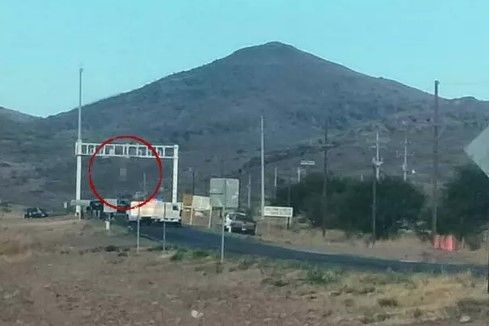 Meksika'da tüyler ürperten olay! Yola cinsel organı kesilmiş bir erkek cesedi asıldı! Yanına bırakılan not ise... - Resim: 5