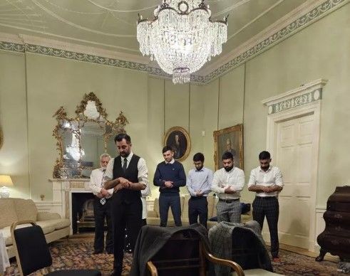 İskoçya'nın ilk Müslüman Başbakanı Hamza Yusuf resmi konutunda görevinin ilk gününde ailesine namaz kıldırdı - Resim: 5