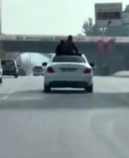 Üstü açık otomobilde tehlikeli yolculuk - Resim : 1