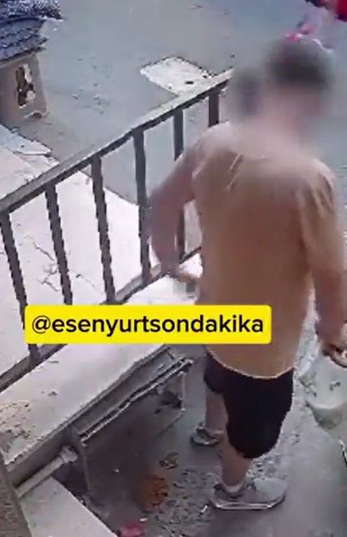 Esenyurt'ta mide bulandıran görüntü! Cadde ortasında kıyafetini indirip tuvaletini yaptı - Resim: 3