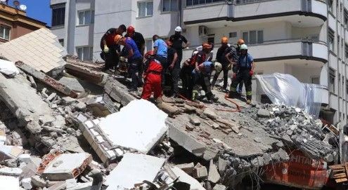 Gaziantep'te ağır hasarlı bina yıkım çalışmaları esnasında çöktü! Enkaz altında kalan operatör hayatını kaybetti - Resim: 16