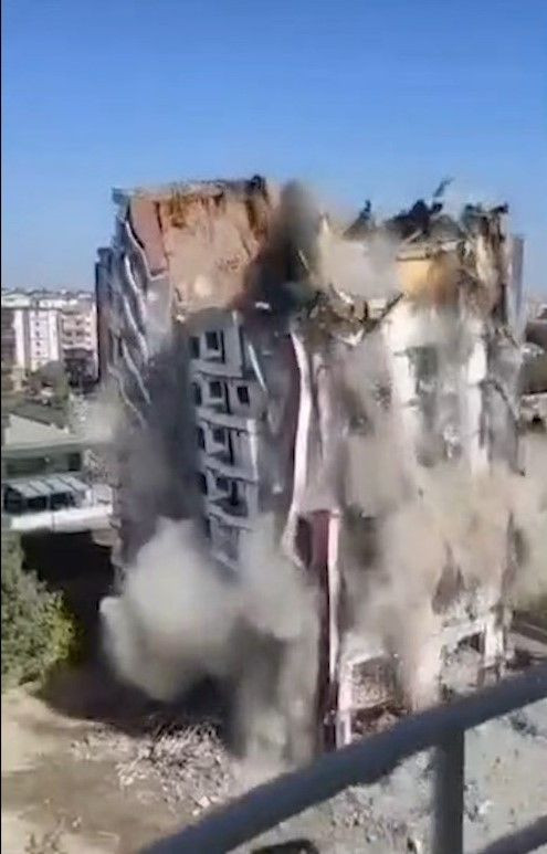 Diyarbakır’da 11 katlı bina yıkım sırasında kendiliğinden çöktü - Resim: 3