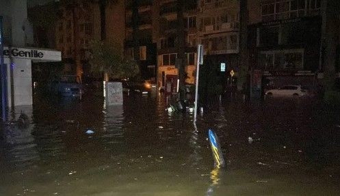 Türkiye sağanağa teslim! İzmir'de deniz karayla birleşti! İstanbul'da binaların çatısı uçtu - Resim: 26