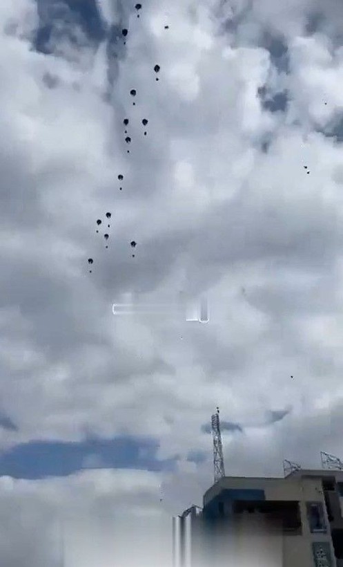 Gazze'de paraşütler açılmayınca kaos yaşandı: Çok sayıda ölü ve yaralı var - Resim: 10