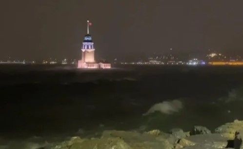 Türkiye sağanağa teslim! İzmir'de deniz karayla birleşti! İstanbul'da binaların çatısı uçtu - Resim: 1