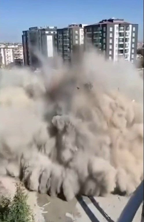 Diyarbakır’da 11 katlı bina yıkım sırasında kendiliğinden çöktü - Resim: 2