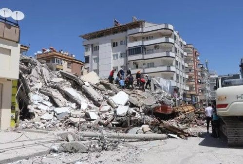 Gaziantep'te ağır hasarlı bina yıkım çalışmaları esnasında çöktü! Enkaz altında kalan operatör hayatını kaybetti - Resim: 18