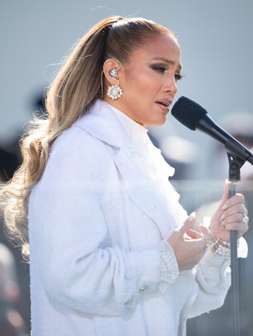 Jennifer Lopez bikinisiyle poz verdi hayranları yaşını sorguladı! "54 yaşında olamazsın" - Resim: 1