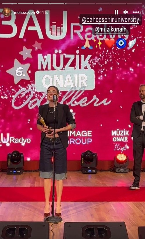 Melis Sezen'den çok konuşulan kombin! Kısa pantolon üzerine ceket giydi - Resim: 1