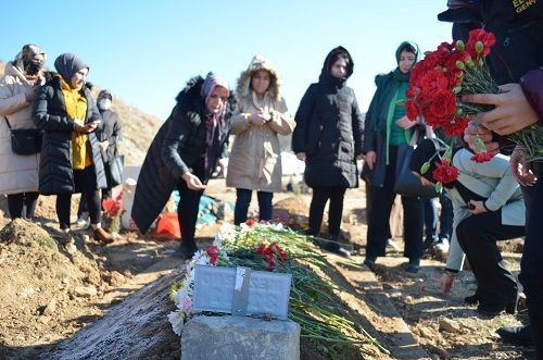 Ailesinin kabul etmediği 12 yaşındaki doğuştan ağır zihinsel engelli Zühal'in cenazesine öğrenciler sahip çıktı - Resim: 13