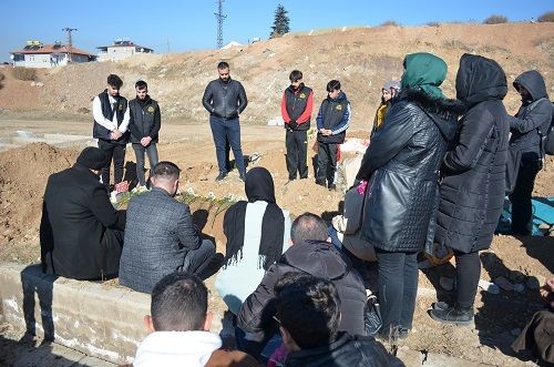 Ailesinin kabul etmediği 12 yaşındaki doğuştan ağır zihinsel engelli Zühal'in cenazesine öğrenciler sahip çıktı - Resim: 10