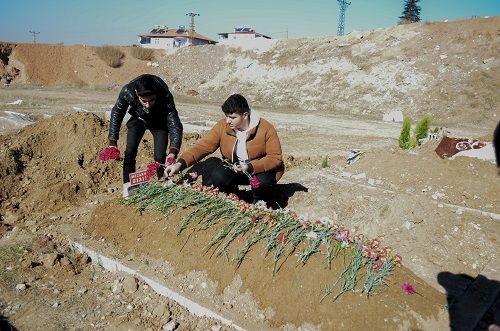 Ailesinin kabul etmediği 12 yaşındaki doğuştan ağır zihinsel engelli Zühal'in cenazesine öğrenciler sahip çıktı - Resim: 4