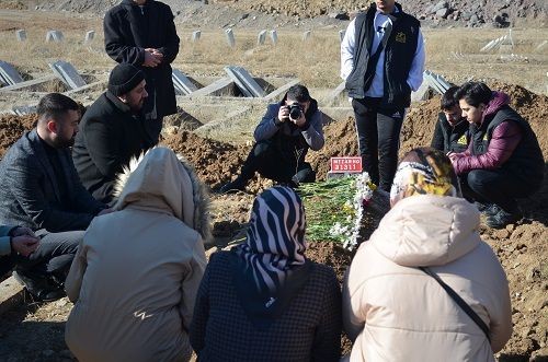 Ailesinin kabul etmediği 12 yaşındaki doğuştan ağır zihinsel engelli Zühal'in cenazesine öğrenciler sahip çıktı - Resim: 6