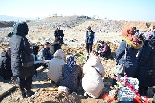 Ailesinin kabul etmediği 12 yaşındaki doğuştan ağır zihinsel engelli Zühal'in cenazesine öğrenciler sahip çıktı - Resim: 5