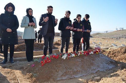 Ailesinin kabul etmediği 12 yaşındaki doğuştan ağır zihinsel engelli Zühal'in cenazesine öğrenciler sahip çıktı - Resim: 15