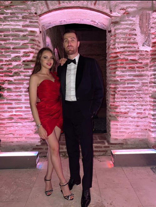 Birlikteliklerini kısa süre önce sonlandıran Miray Daner ve Oğulcan Engin farklı aşklara yelken açtı! Oğulcan'ın sevgilisi güzel oyuncu çıktı - Resim: 1