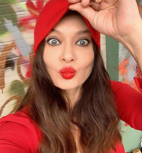 Nurgül Yeşilçay, kediler yüzünden komşularıyla papaz oldu - Resim: 5