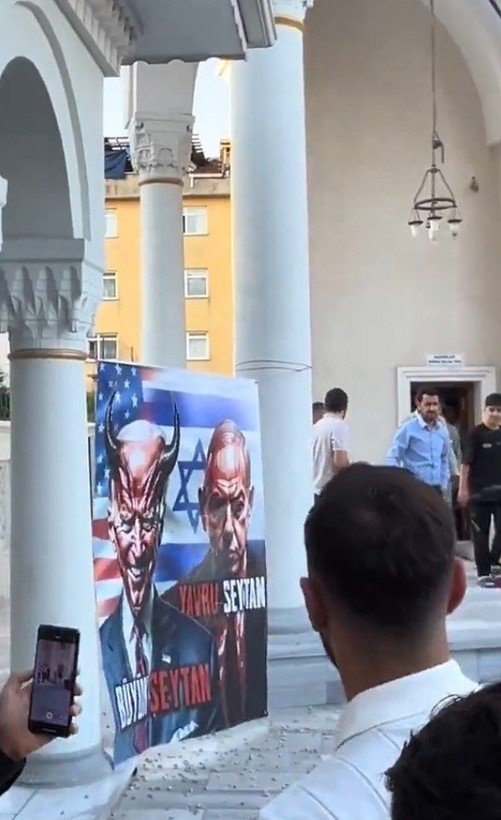 Bağcılar'da bayram namazında Gazze protestosu! Netanyahu ve Biden'ın olduğu pankartı taşladılar - Resim: 9