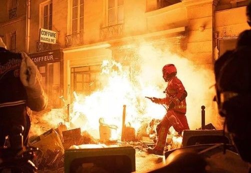Macron köşeye sıkıştı! Kararları Fransa'yı birbirine kattı! 1 milyonun sokağa dökülmesi ülkeyi felç etti - Resim: 7