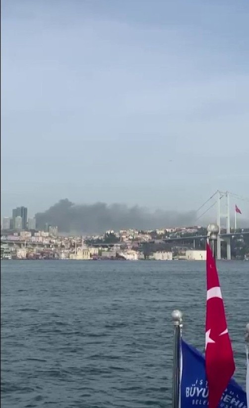 İstanbul Levent'te bulunan Metrocity AVM'deki yangın Anadolu Yakası'ndan da görüldü - Resim: 2