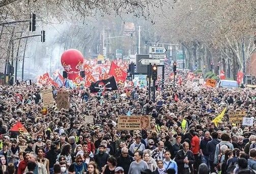 Macron köşeye sıkıştı! Kararları Fransa'yı birbirine kattı! 1 milyonun sokağa dökülmesi ülkeyi felç etti - Resim: 18
