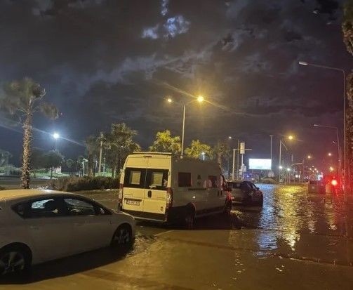 Türkiye sağanağa teslim! İzmir'de deniz karayla birleşti! İstanbul'da binaların çatısı uçtu - Resim: 7