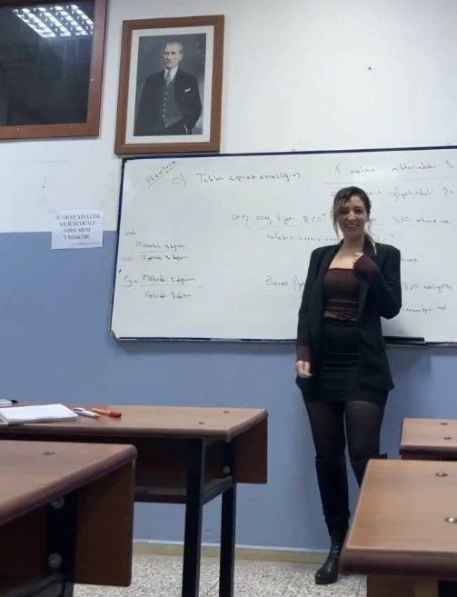 İzmir'de mini eteğiyle ve dekolteli kıyafetleriyle ders anlatan Fidan Öğretmen Doktor unvanı aldı - Resim: 8