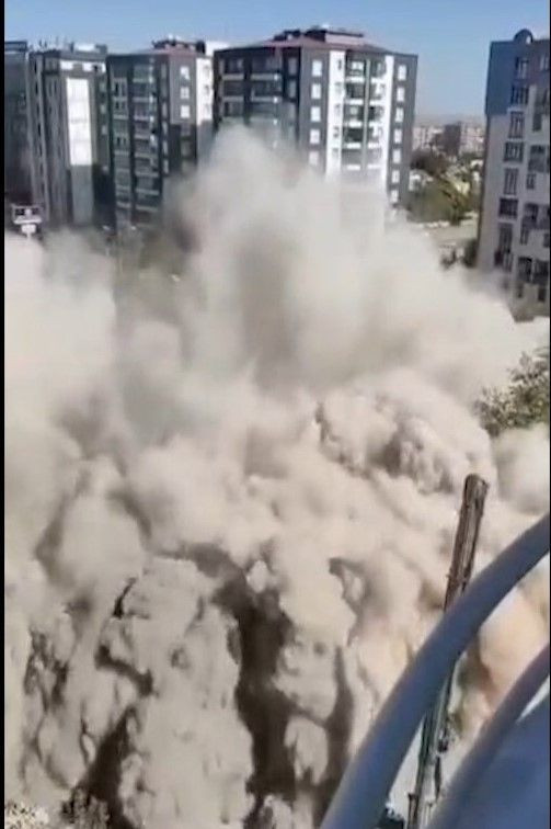 Diyarbakır’da 11 katlı bina yıkım sırasında kendiliğinden çöktü - Resim: 1
