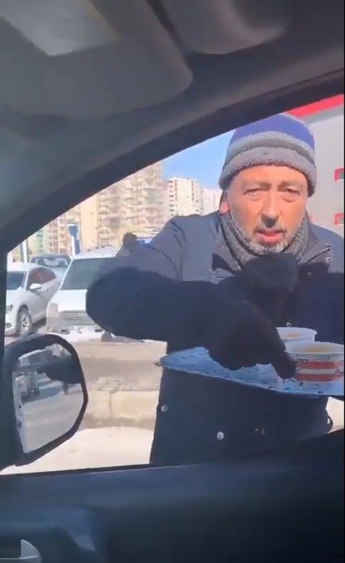 Deprem bölgesinden gelenler için Kayseri ve Mersin şehir girişlerinde ikramlar yapılıyor! Yardımsever vatandaşlar adeta ikramda yarışıyor - Resim: 3