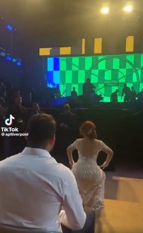 Sosyal medya bu görüntüleri konuşuyor! Düğünde eşine twerk atan gelin yürek hoplattı! 'Bu kadar muhafazakar olma komple soyundursaydın' - Resim: 5