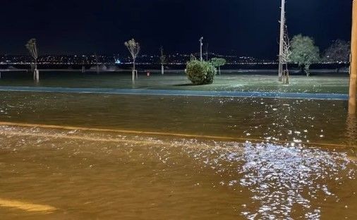 Türkiye sağanağa teslim! İzmir'de deniz karayla birleşti! İstanbul'da binaların çatısı uçtu - Resim: 11