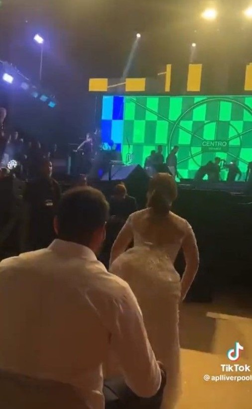 Sosyal medya bu görüntüleri konuşuyor! Düğünde eşine twerk atan gelin yürek hoplattı! 'Bu kadar muhafazakar olma komple soyundursaydın' - Resim: 3