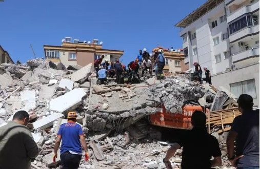 Gaziantep'te ağır hasarlı bina yıkım çalışmaları esnasında çöktü! Enkaz altında kalan operatör hayatını kaybetti - Resim: 17