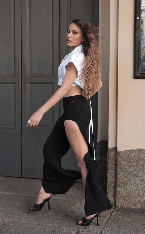 Oynadığı dizinin sezon finali yapmasının ardından tatile çıkan Serenay Sarıkaya file çizmesiyle poz verdi! Fiyatı duyanları şoke etti - Resim: 2