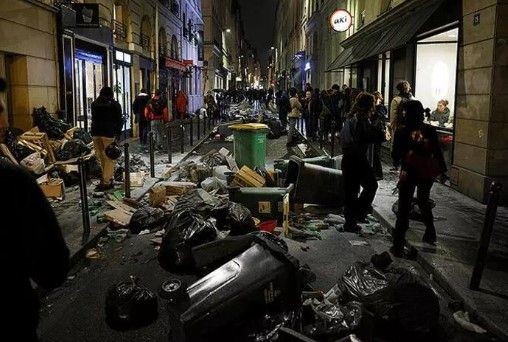 Macron köşeye sıkıştı! Kararları Fransa'yı birbirine kattı! 1 milyonun sokağa dökülmesi ülkeyi felç etti - Resim: 11