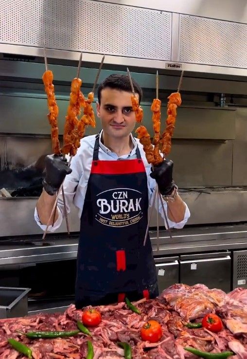 CZN Burak hastaneye kaldırıldı - Resim: 3