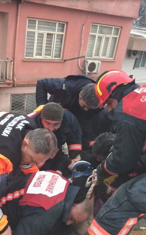 Adıyaman'daki bir enkazdan çıkarılan 10 yaşındaki Eylül, annesinin bedenini siper etmesiyle hayatta kaldı - Resim: 2