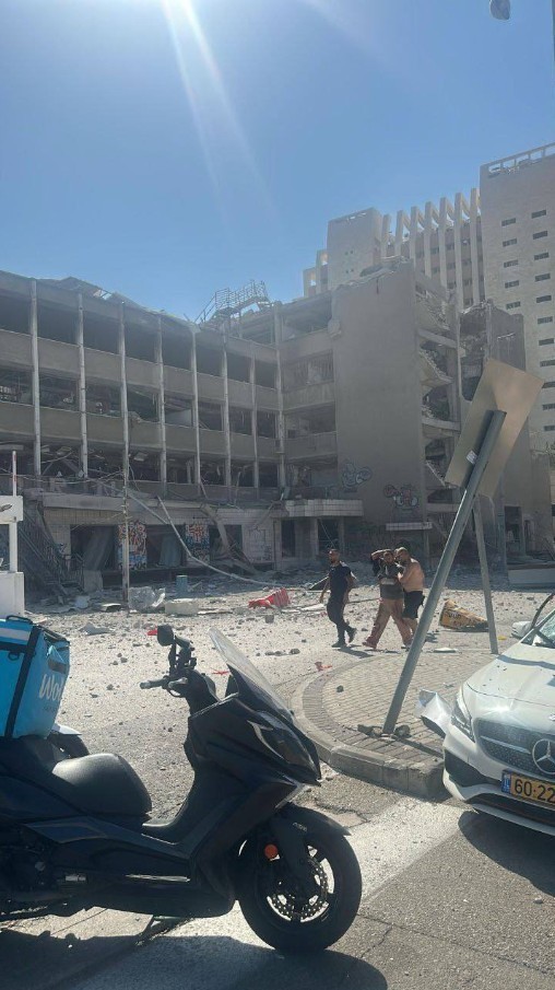 İran Tel Aviv ve Hayfa'yı vurdu! Hayfa'ya füzenin düştüğü an böyle görüntülendi - Resim : 1