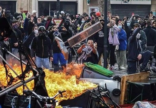 Macron köşeye sıkıştı! Kararları Fransa'yı birbirine kattı! 1 milyonun sokağa dökülmesi ülkeyi felç etti - Resim: 19