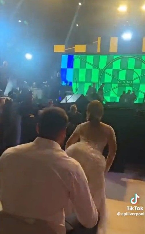 Sosyal medya bu görüntüleri konuşuyor! Düğünde eşine twerk atan gelin yürek hoplattı! 'Bu kadar muhafazakar olma komple soyundursaydın' - Resim: 20