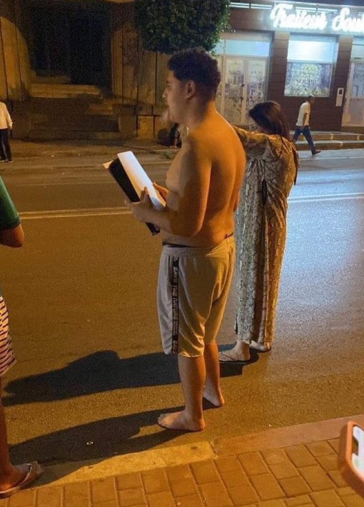 Fas'ta 7 büyüklüğünde deprem! Herkes yalınayak PlayStation 5'iyle kaçan bu genci konuşuyor - Resim : 4