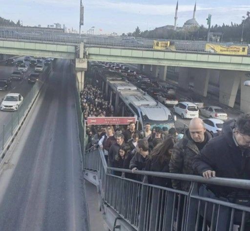İstanbullunun bitmek bilmeyen ızdırabı! Altunizade'de metrobüs arızalandı, kuyruğun sonu görünmüyor - Resim: 11