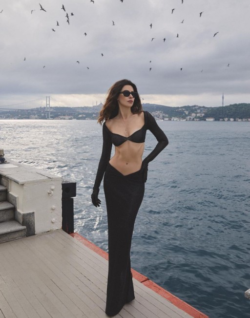 Bodrum'da tatiline devam eden Nesrin Cavadzade deniz sonrası sere serpe uzanarak güneşlendi - Resim: 1