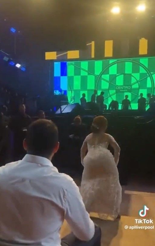 Sosyal medya bu görüntüleri konuşuyor! Düğünde eşine twerk atan gelin yürek hoplattı! 'Bu kadar muhafazakar olma komple soyundursaydın' - Resim: 19